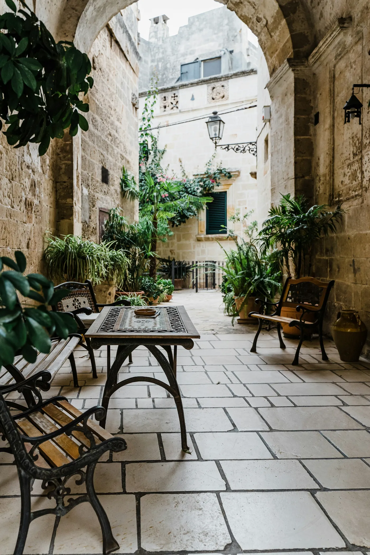 La entrada al patio, bajo el arco de piedra